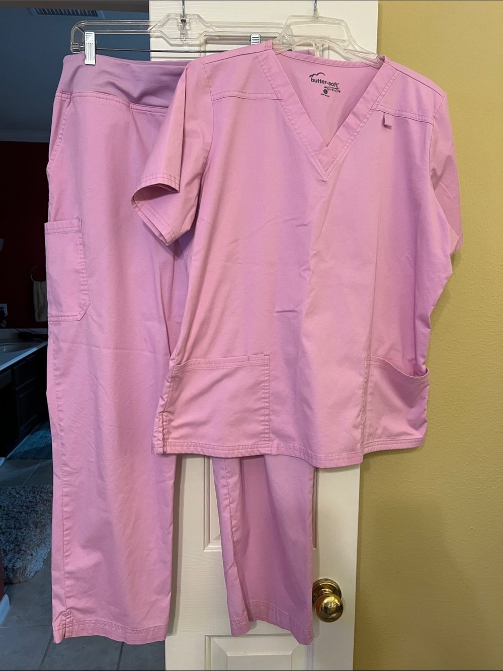ButterSoft stretch Pink Women’s Scrub Set  7 pocket Cargo style pants Yoga waist
